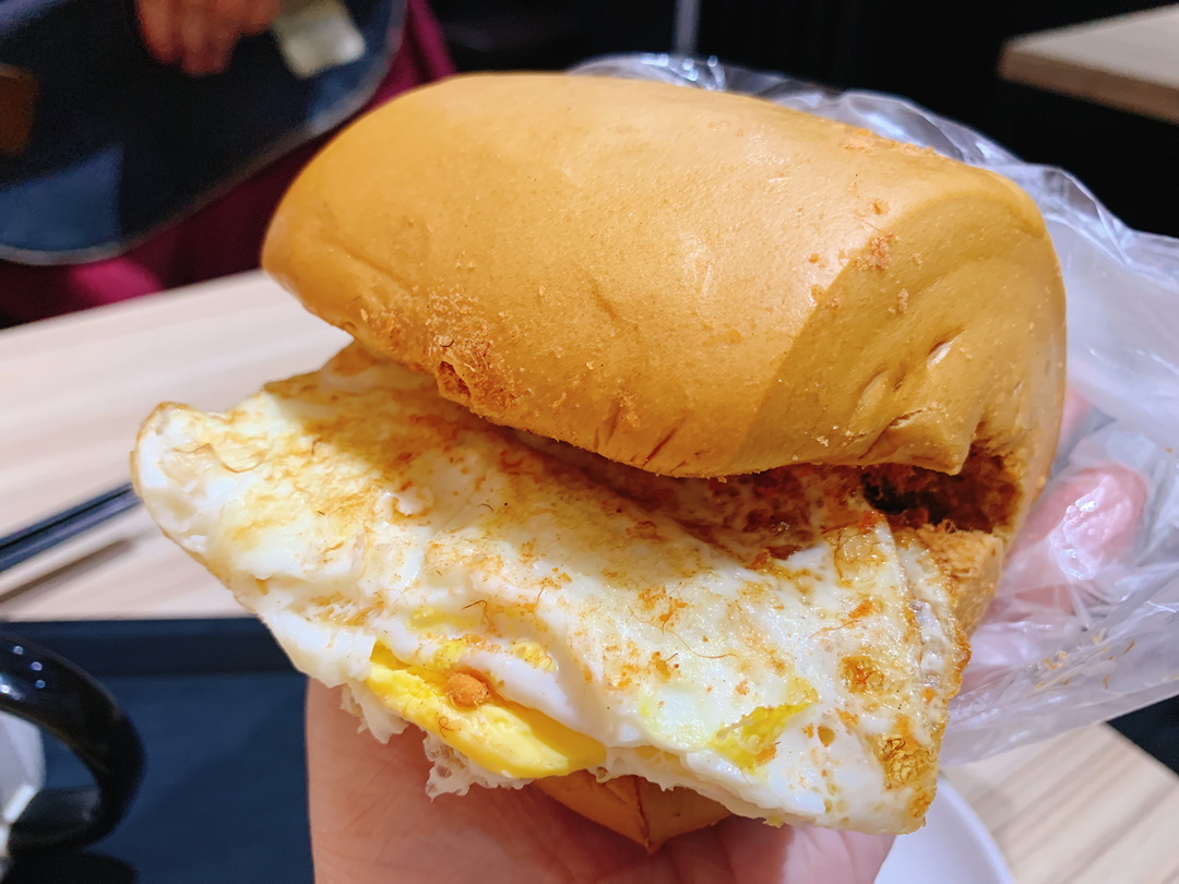 廖記燒餅豆漿｜逢甲宵夜推薦，蛋餅、小籠湯包超級好吃，燒餅一下就賣光，晚上8點半才開 @猴屁的異想世界