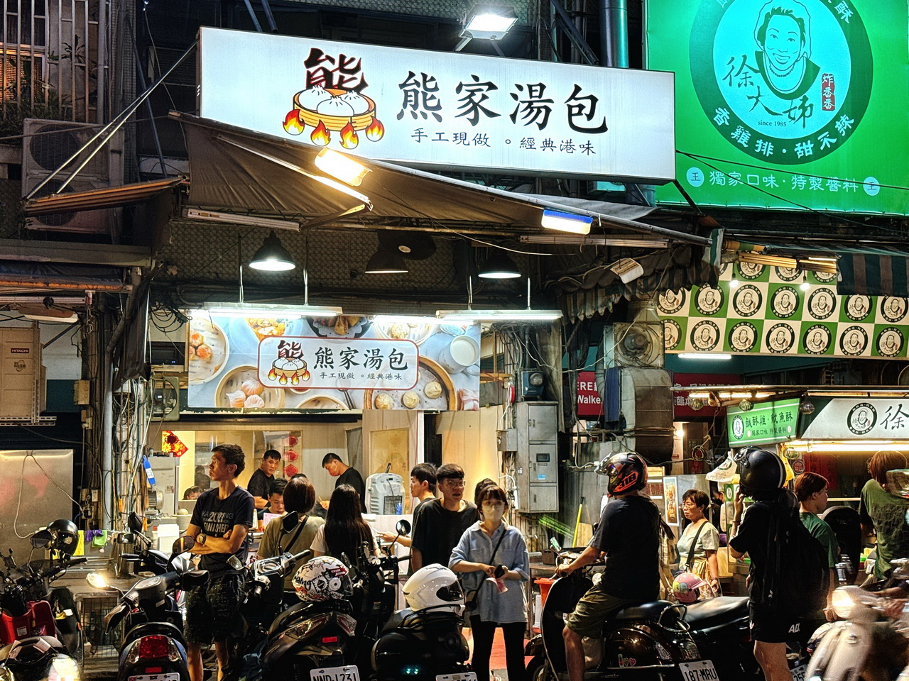 【熊家湯包】台中爆漿噴汁湯包，忠孝夜市超人氣銅板美食，店內只賣5樣直接來一套，生意超好要排隊 @猴屁的異想世界