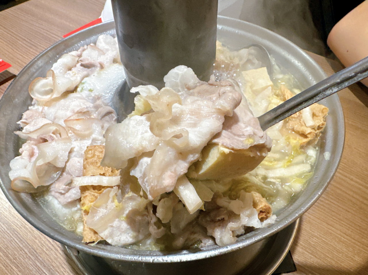 【劉家酸白菜火鍋】台中有名的酸菜白肉鍋，火鍋半價超划算，排骨蛋炒飯超好吃，在大慶夜市旁 @猴屁的異想世界