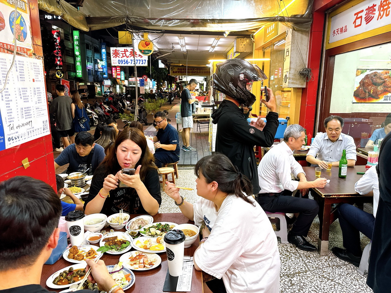 【好小子擔仔麵】台中熱炒推薦，西屯區超人氣排隊美食，必點煎豬肝、鵝肉、紅燒肉，宵夜推薦 @猴屁的異想世界