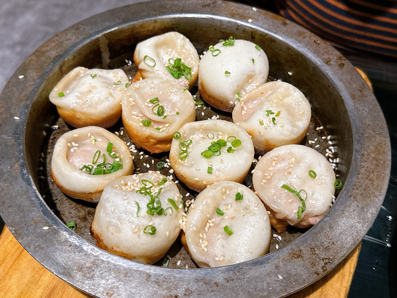 【小滬春】台中排隊美食，鮮肉生煎包熱騰騰鐵盤上桌， 紅油擔擔麵香辣濃郁超好吃 @猴屁的異想世界