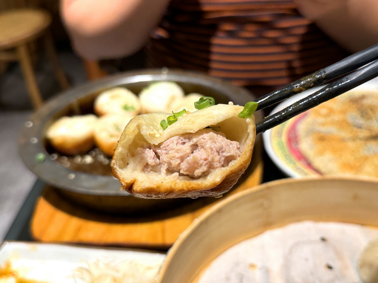 【小滬春】台中排隊美食，鮮肉生煎包熱騰騰鐵盤上桌， 紅油擔擔麵香辣濃郁超好吃 @猴屁的異想世界