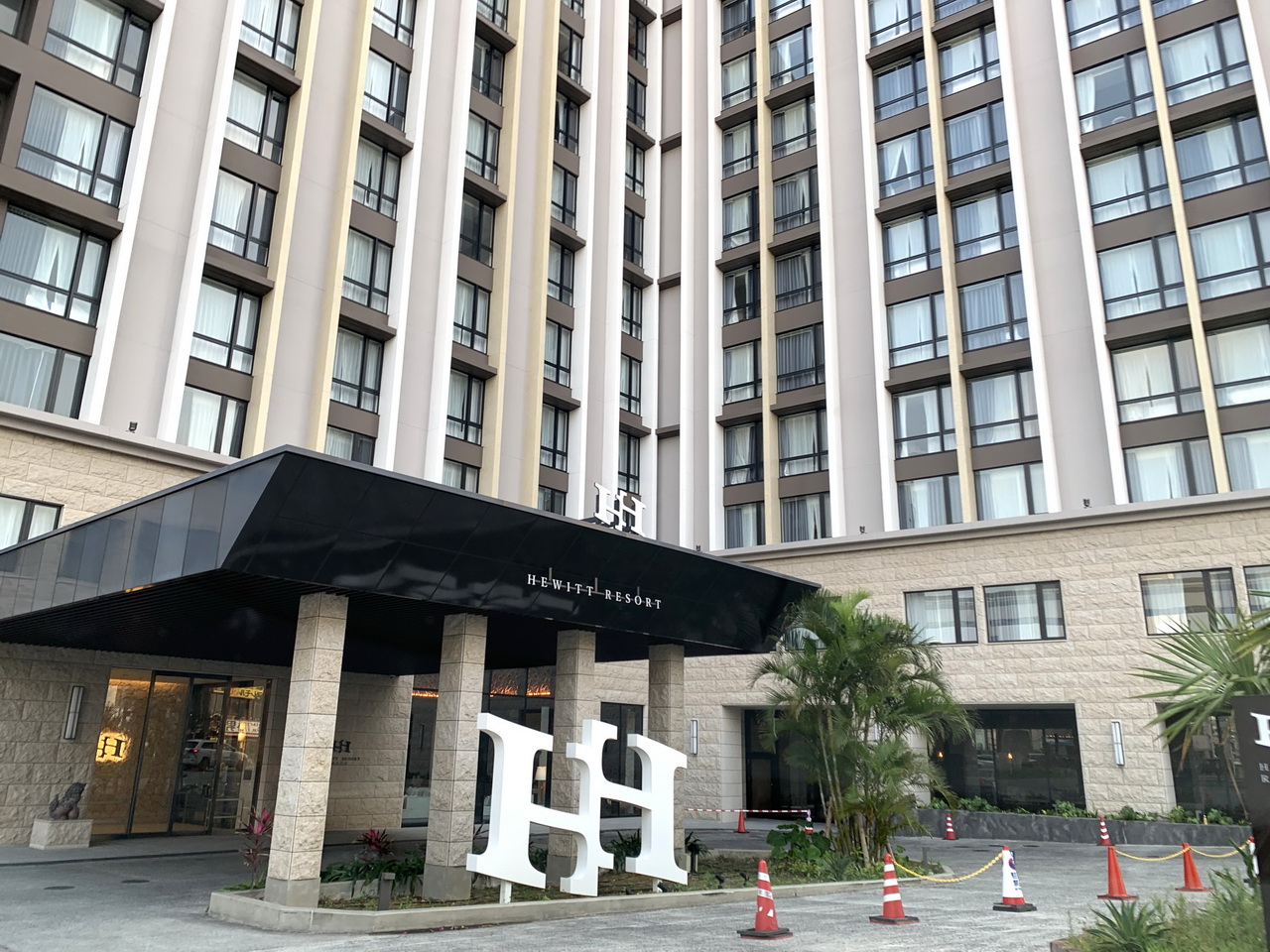 沖繩住宿推薦那霸Hewitt Resort Naha，有無邊際泳池，有停車場，早餐自己做漢堡，就在國際通 @猴屁的異想世界