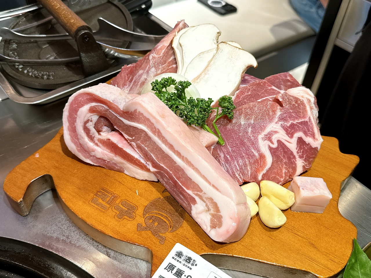 【金咕韓式原塊烤肉】王品平價韓式燒肉進駐西門町，豬五花3吃超邪惡，小菜吃到飽 @猴屁的異想世界