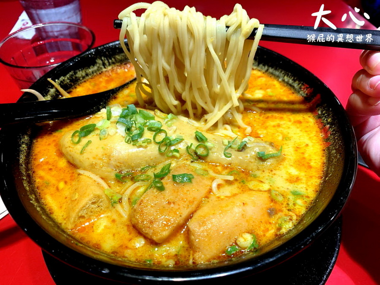 【大心新泰式麵食】超好吃的泰式酸辣麵，咖哩雞腿濃郁必吃，酥炸金針菇超讚，台中新光三越美食街 @猴屁的異想世界