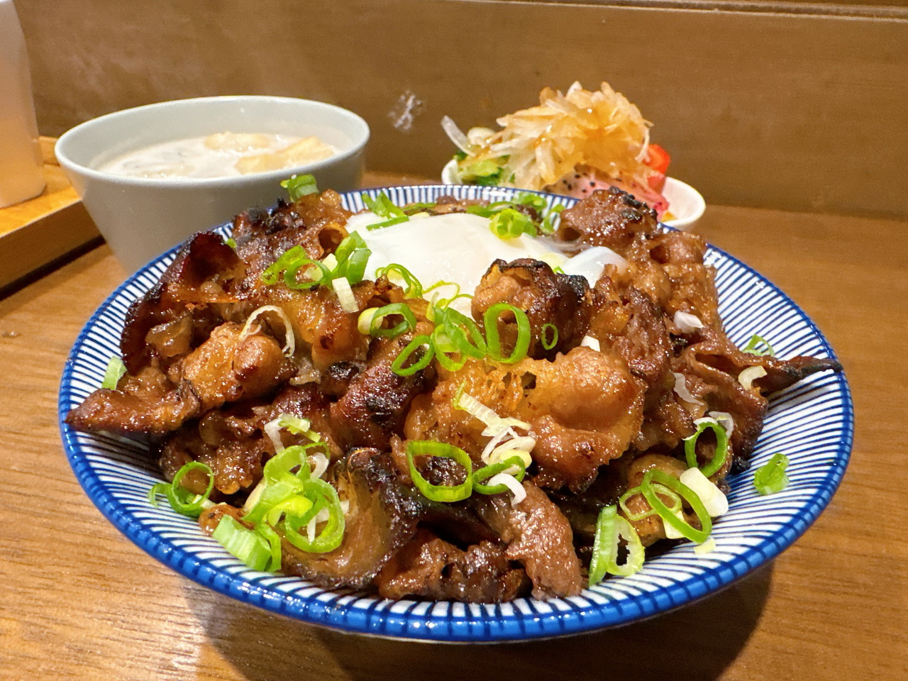 【安曇野食卓】超好吃炙燒牛丼飯，還可免費加飯，西區平價日本料理，隱藏在審計新村旁 @猴屁的異想世界