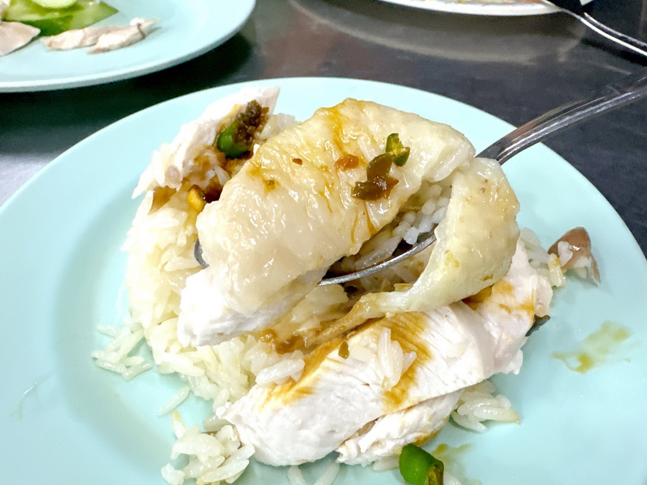 紅大哥水門雞飯｜傳說中曼谷最好吃的海南雞飯，泰國曼谷米其林必比登推薦美食 @猴屁的異想世界