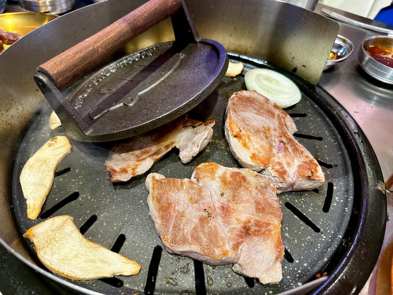 【金咕韓式原塊烤肉】王品平價韓式燒肉進駐西門町，豬五花3吃超邪惡，小菜吃到飽 @猴屁的異想世界