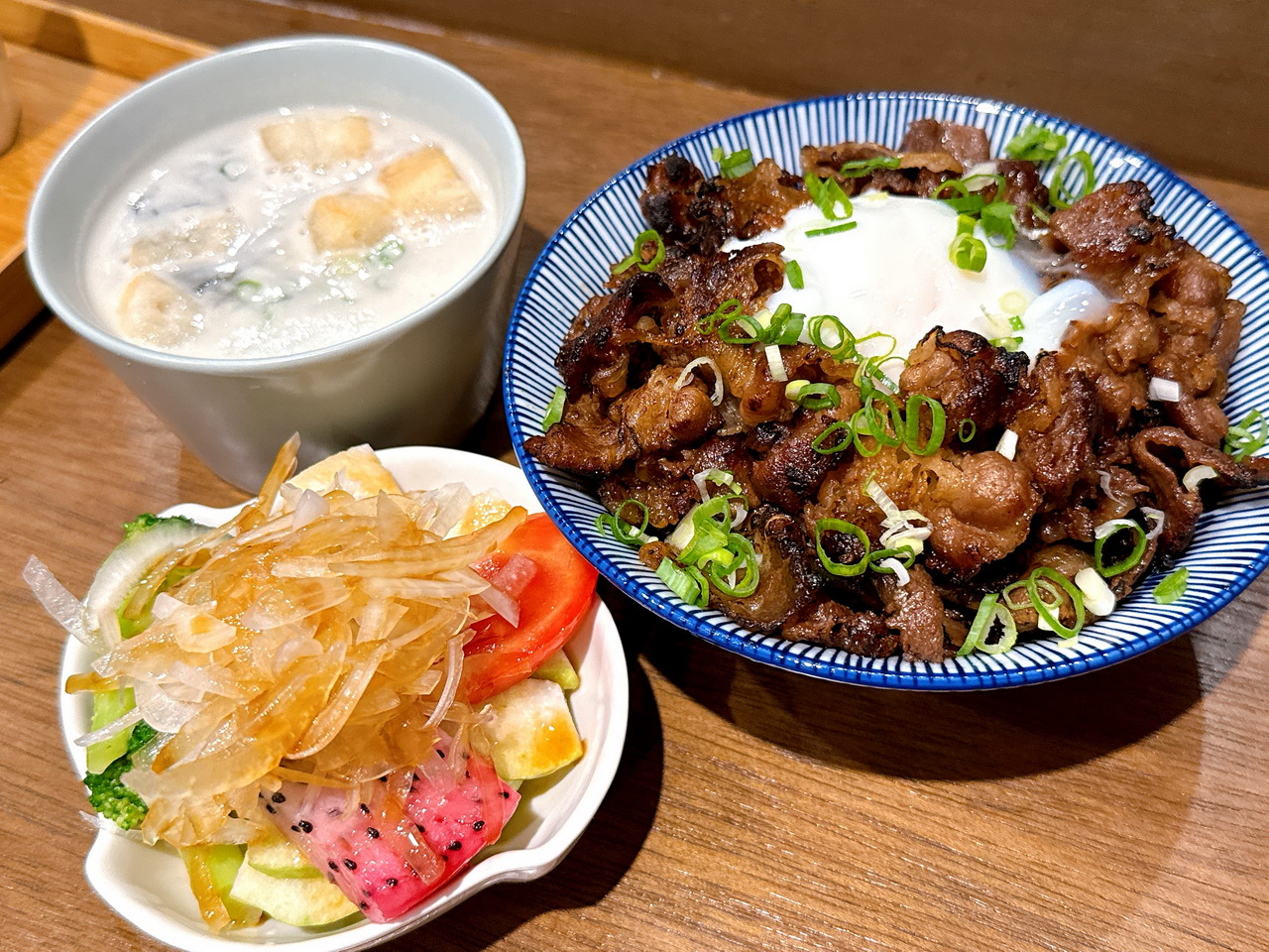 【安曇野食卓】超好吃炙燒牛丼飯，還可免費加飯，西區平價日本料理，隱藏在審計新村旁 @猴屁的異想世界