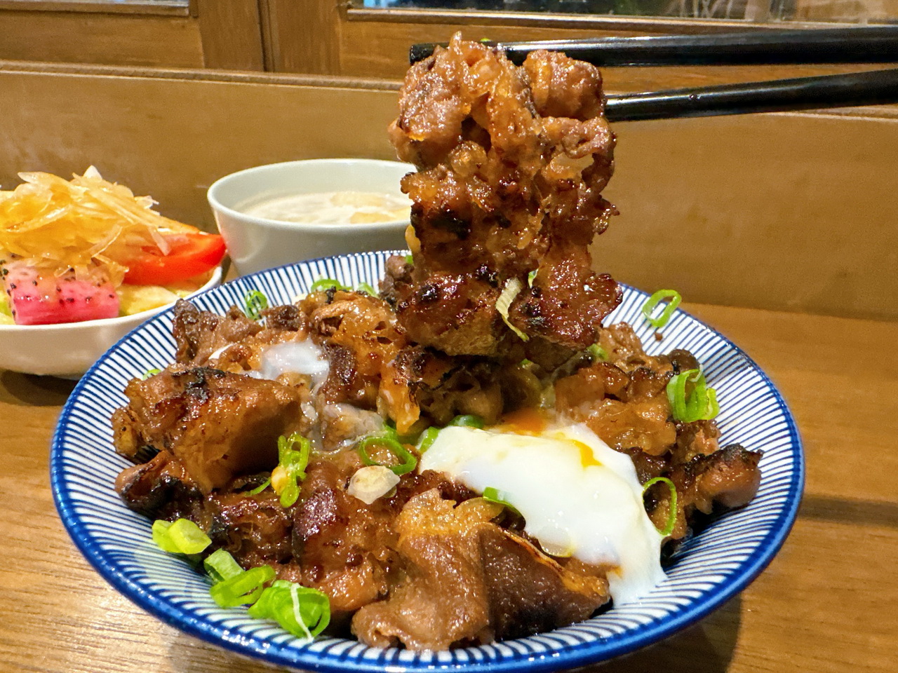 【安曇野食卓】超好吃炙燒牛丼飯，還可免費加飯，西區平價日本料理，隱藏在審計新村旁 @猴屁的異想世界