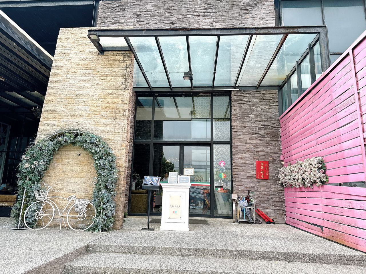 【托斯卡尼尼義大利庭園餐廳中壢店】鮮蝦明太子義大利麵濃郁好吃，套餐超划算，環境優，中壢平價好吃餐廳 @猴屁的異想世界