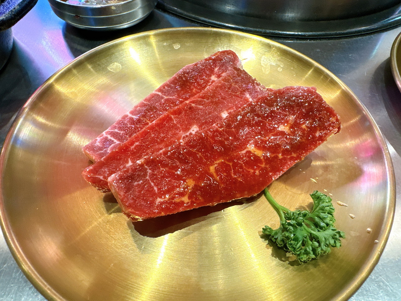 【金咕韓式原塊烤肉】王品平價韓式燒肉進駐西門町，豬五花3吃超邪惡，小菜吃到飽 @猴屁的異想世界