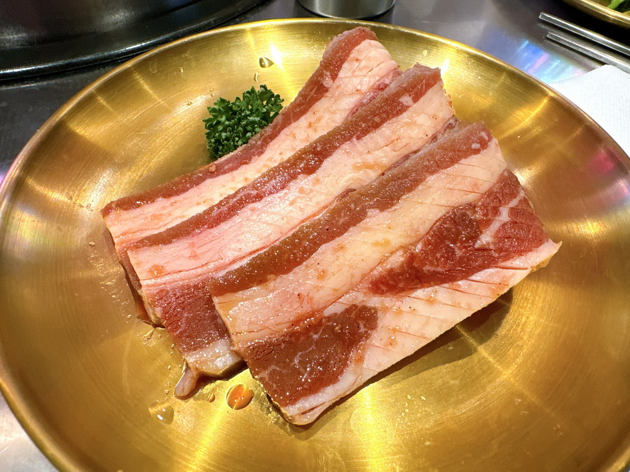 【金咕韓式原塊烤肉】王品平價韓式燒肉進駐西門町，豬五花3吃超邪惡，小菜吃到飽 @猴屁的異想世界