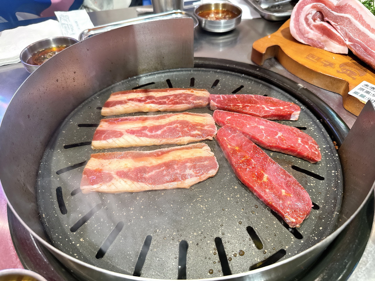 【金咕韓式原塊烤肉】王品平價韓式燒肉進駐西門町，豬五花3吃超邪惡，小菜吃到飽 @猴屁的異想世界