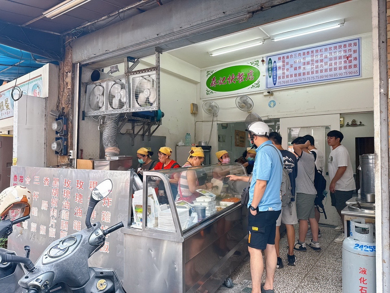 【森記快餐店】逢甲老字號便當店，限量招牌玫瑰油雞飯12點前就賣光，炸雞排好吃 @猴屁的異想世界