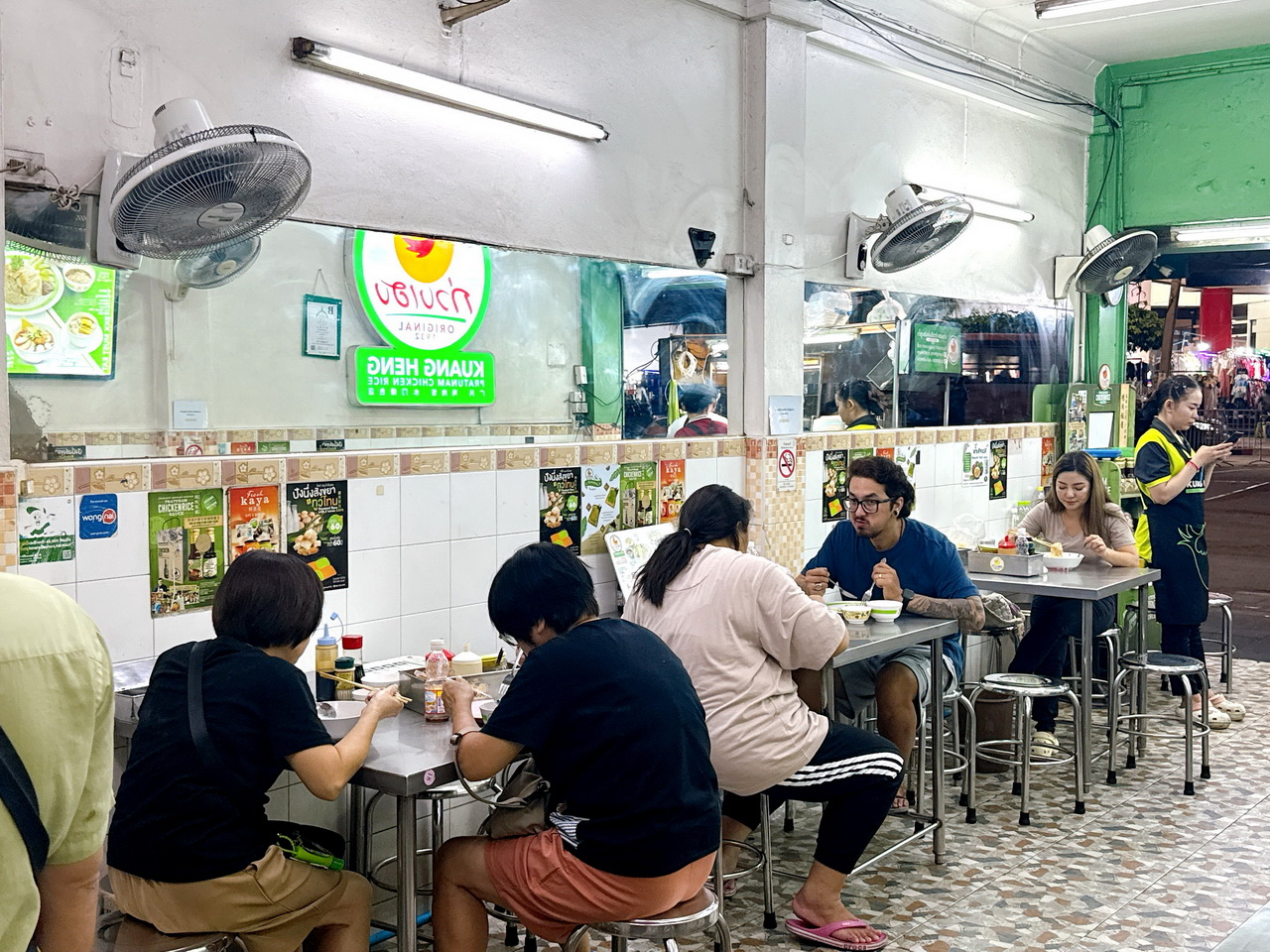 廣興海南雞飯｜曼谷綠色海南雞飯，沙嗲便宜到爆10串只要80元，酥脆炸雞一大盤才100元 @猴屁的異想世界