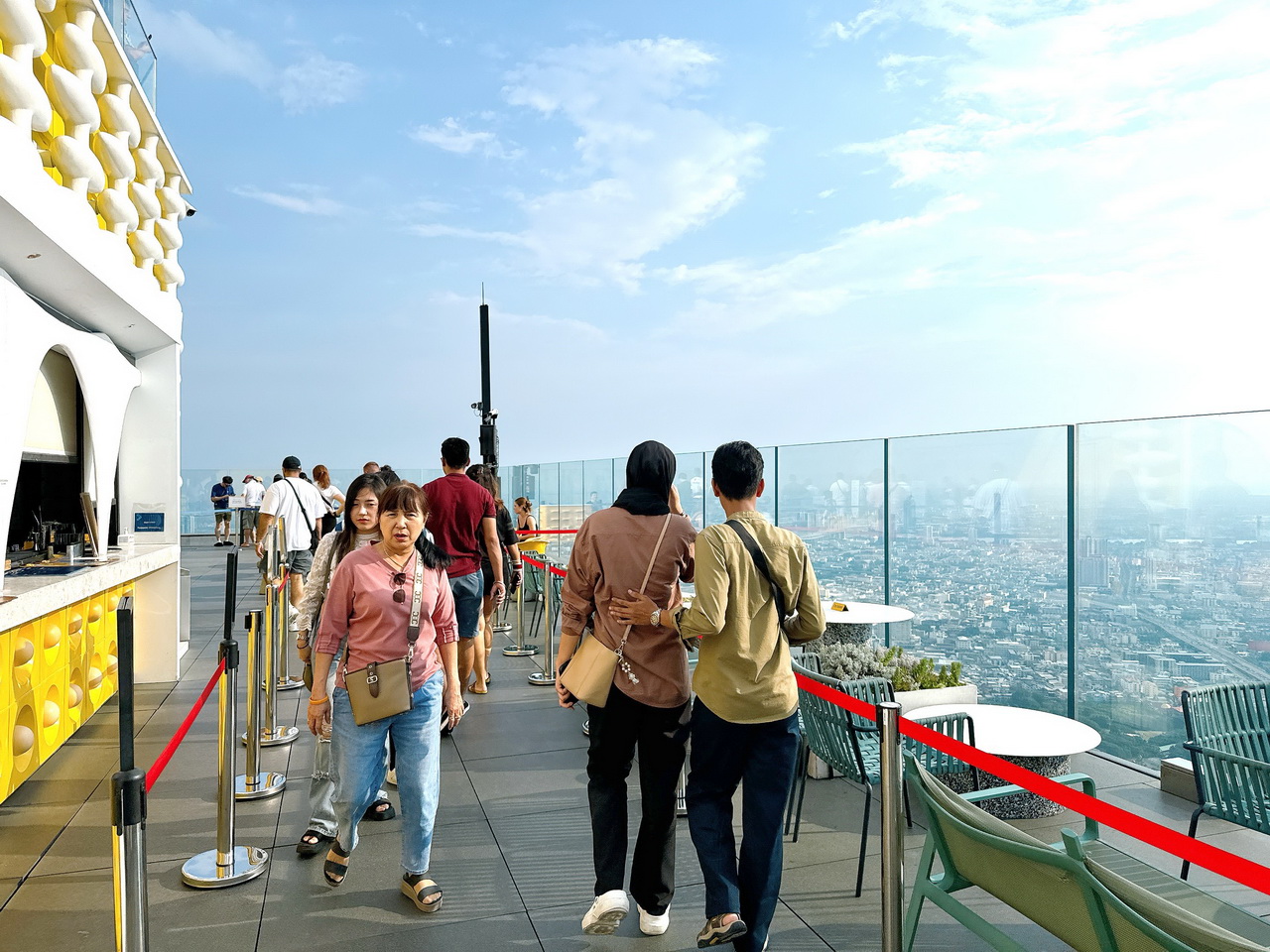 泰國曼谷王權｜朝聖曼谷最高觀景台，挑戰78樓戶外高空透明玻璃天空步道，很美但門票不便宜 @猴屁的異想世界