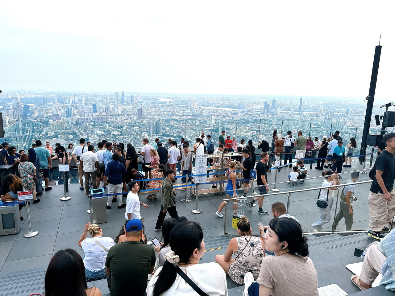 泰國曼谷王權｜朝聖曼谷最高觀景台，挑戰78樓戶外高空透明玻璃天空步道，很美但門票不便宜 @猴屁的異想世界