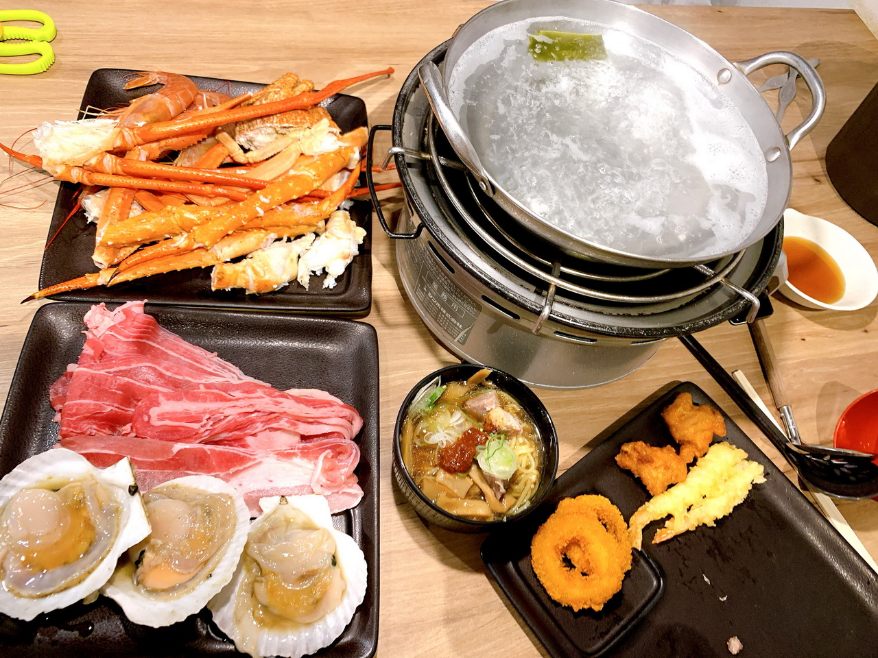 JAPANESE BUFFET DINING伝｜日本北海道三大螃蟹吃到飽，火鍋燒肉2選1放題，還有調酒無限暢飲 @猴屁的異想世界