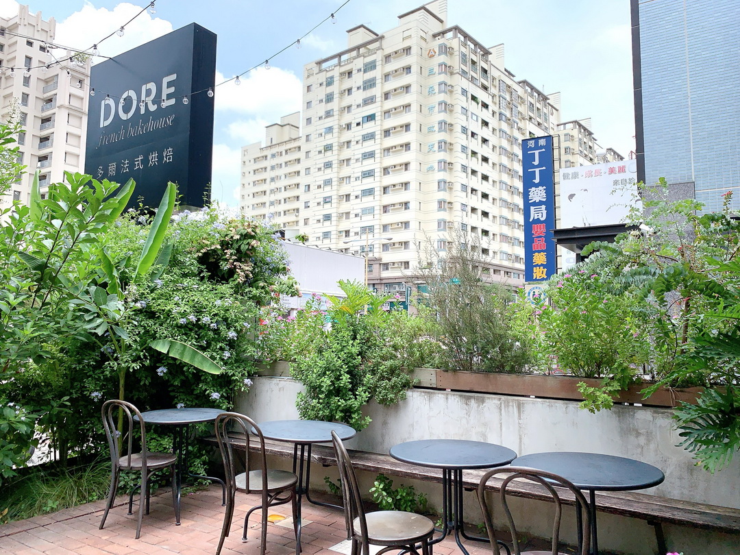 Dore多爾法式烘焙｜台中森林系早午餐超夯，法式麵包超專業，大排隊也值得，附停車場 @猴屁的異想世界