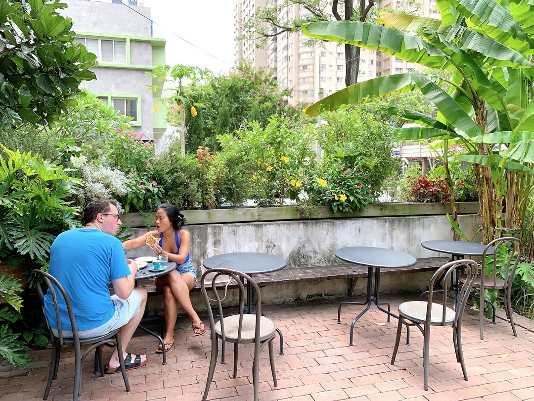 Dore多爾法式烘焙｜台中森林系早午餐超夯，法式麵包超專業，大排隊也值得，附停車場 @猴屁的異想世界