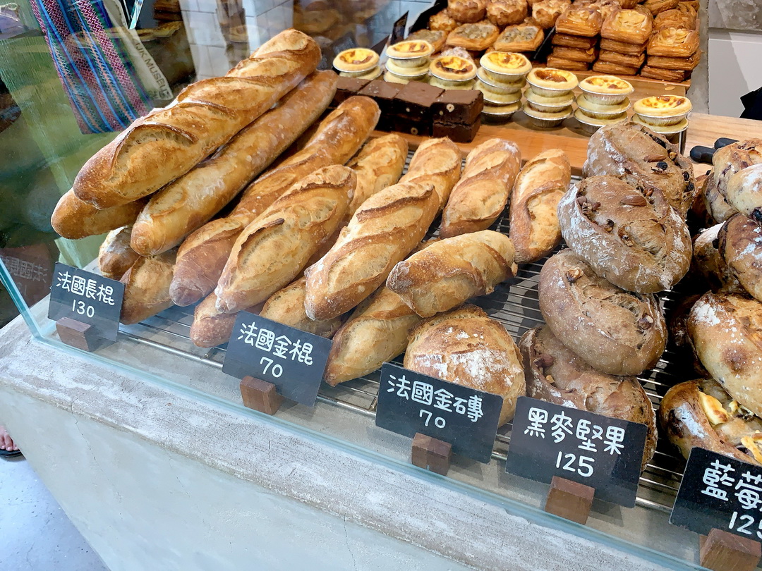 Dore多爾法式烘焙｜台中森林系早午餐超夯，法式麵包超專業，大排隊也值得，附停車場 @猴屁的異想世界