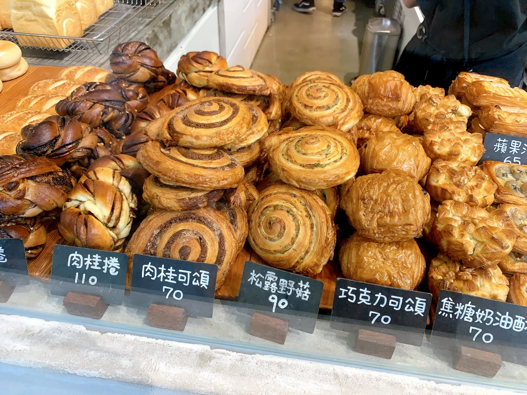 Dore多爾法式烘焙｜台中森林系早午餐超夯，法式麵包超專業，大排隊也值得，附停車場 @猴屁的異想世界