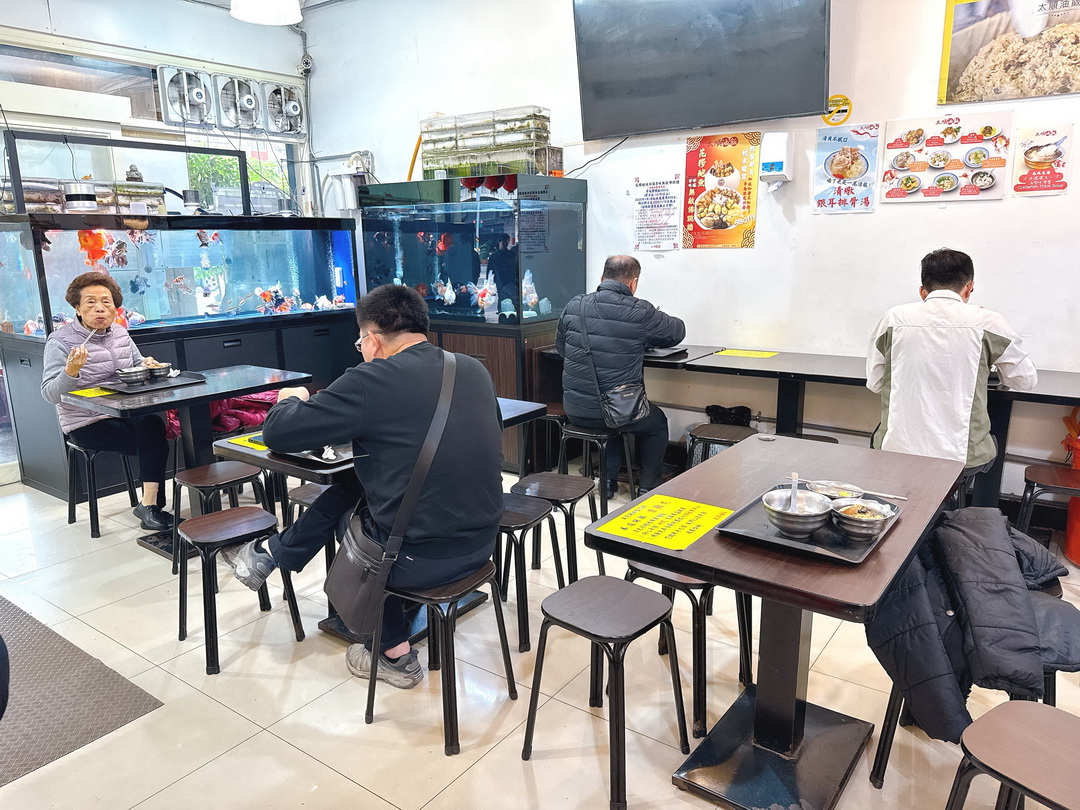 【太順油飯三陽店】三重在地美食，超過50年超人氣油飯老店，赤肉湯超好喝 @猴屁的異想世界