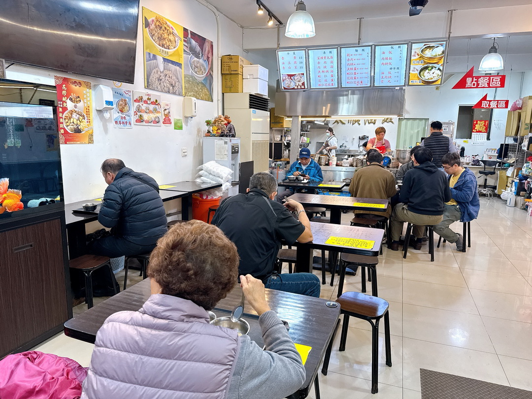 【太順油飯三陽店】三重在地美食，超過50年超人氣油飯老店，赤肉湯超好喝 @猴屁的異想世界