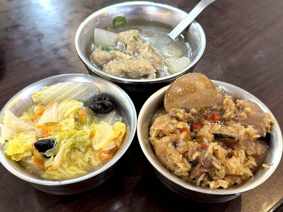 【太順油飯三陽店】三重在地美食，超過50年超人氣油飯老店，赤肉湯超好喝 @猴屁的異想世界