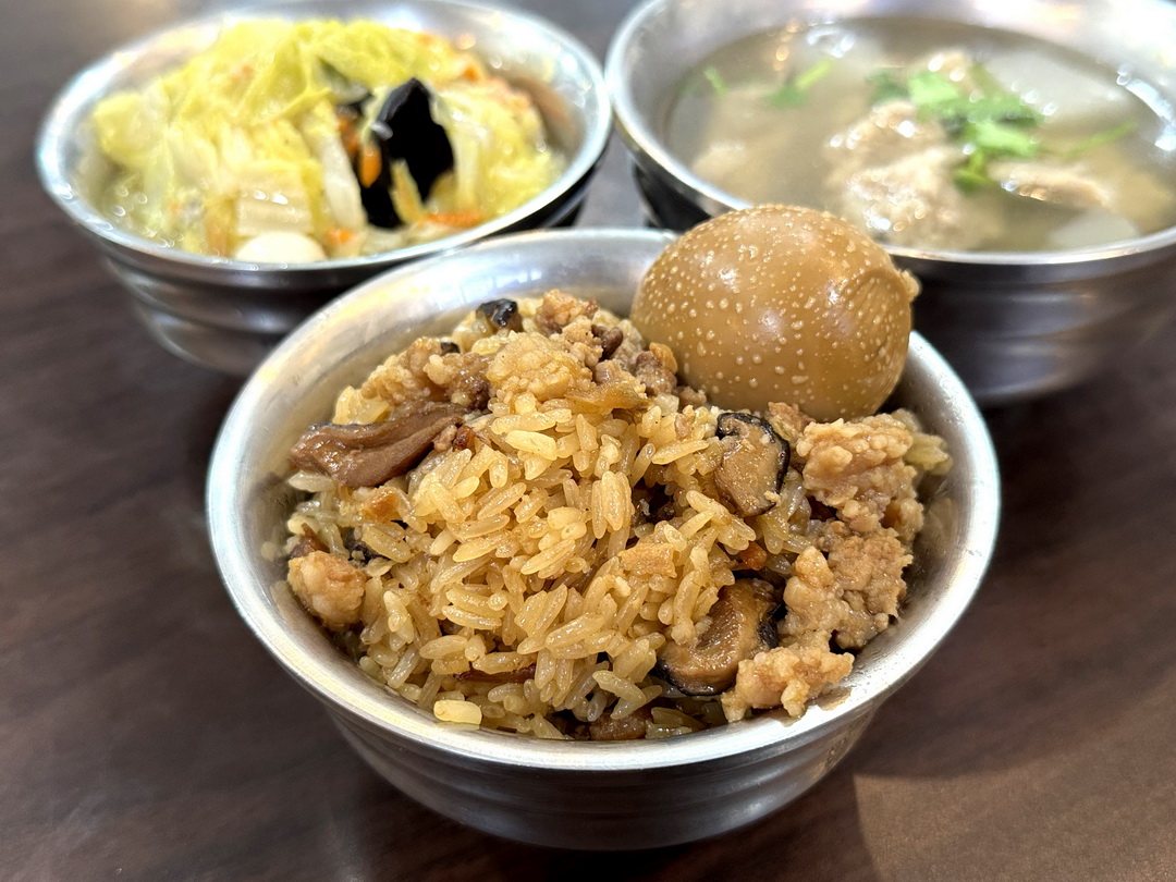 【太順油飯三陽店】三重在地美食，超過50年超人氣油飯老店，赤肉湯超好喝 @猴屁的異想世界