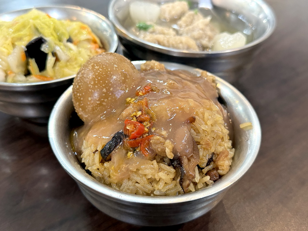 【太順油飯三陽店】三重在地美食，超過50年超人氣油飯老店，赤肉湯超好喝 @猴屁的異想世界