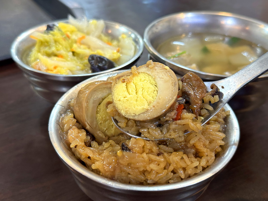 【太順油飯三陽店】三重在地美食，超過50年超人氣油飯老店，赤肉湯超好喝 @猴屁的異想世界