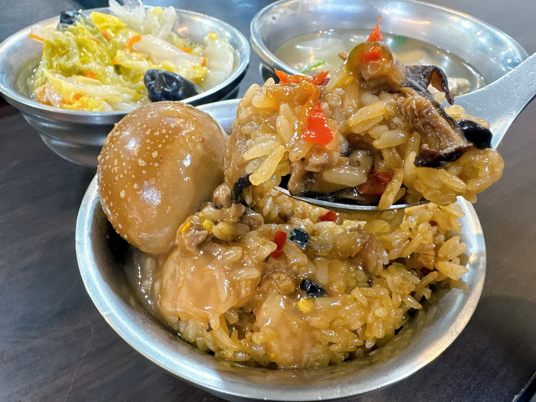 【太順油飯三陽店】三重在地美食，超過50年超人氣油飯老店，赤肉湯超好喝 @猴屁的異想世界