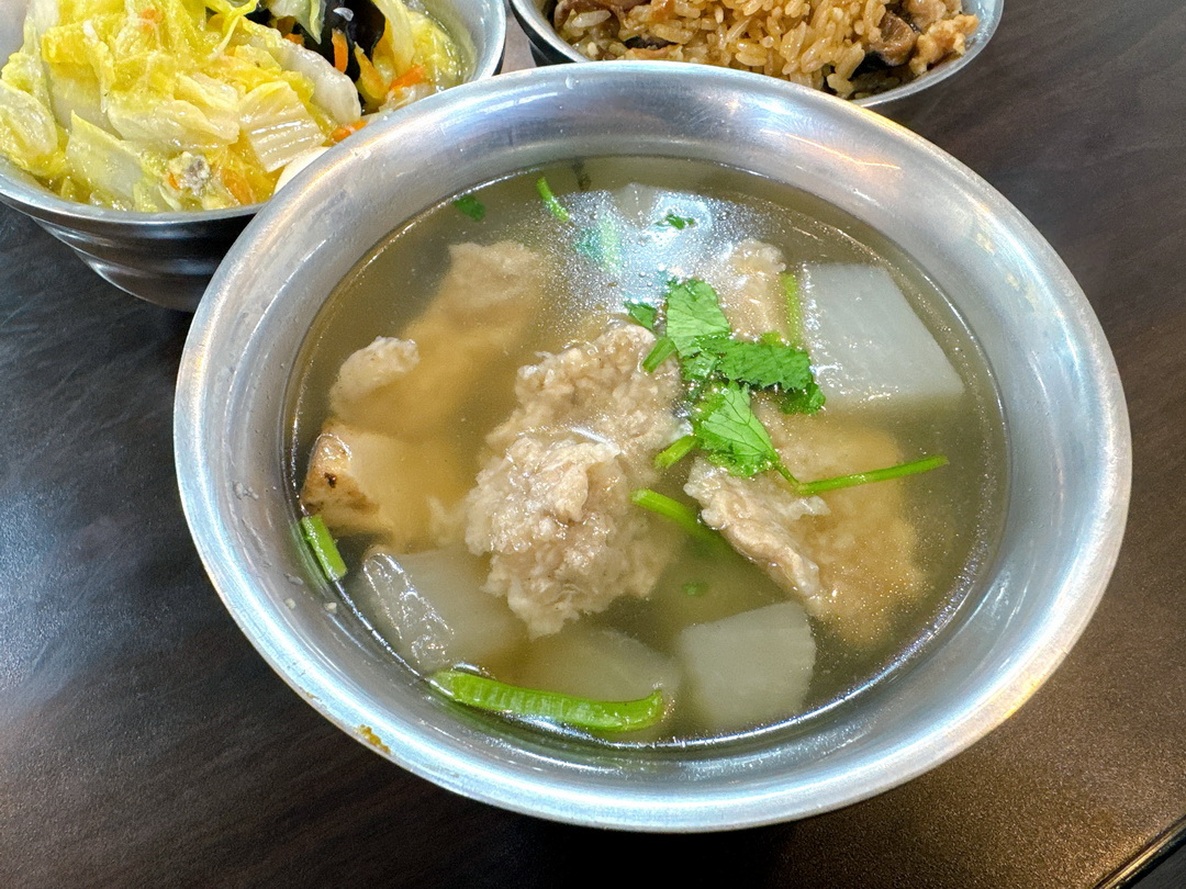 【太順油飯三陽店】三重在地美食，超過50年超人氣油飯老店，赤肉湯超好喝 @猴屁的異想世界