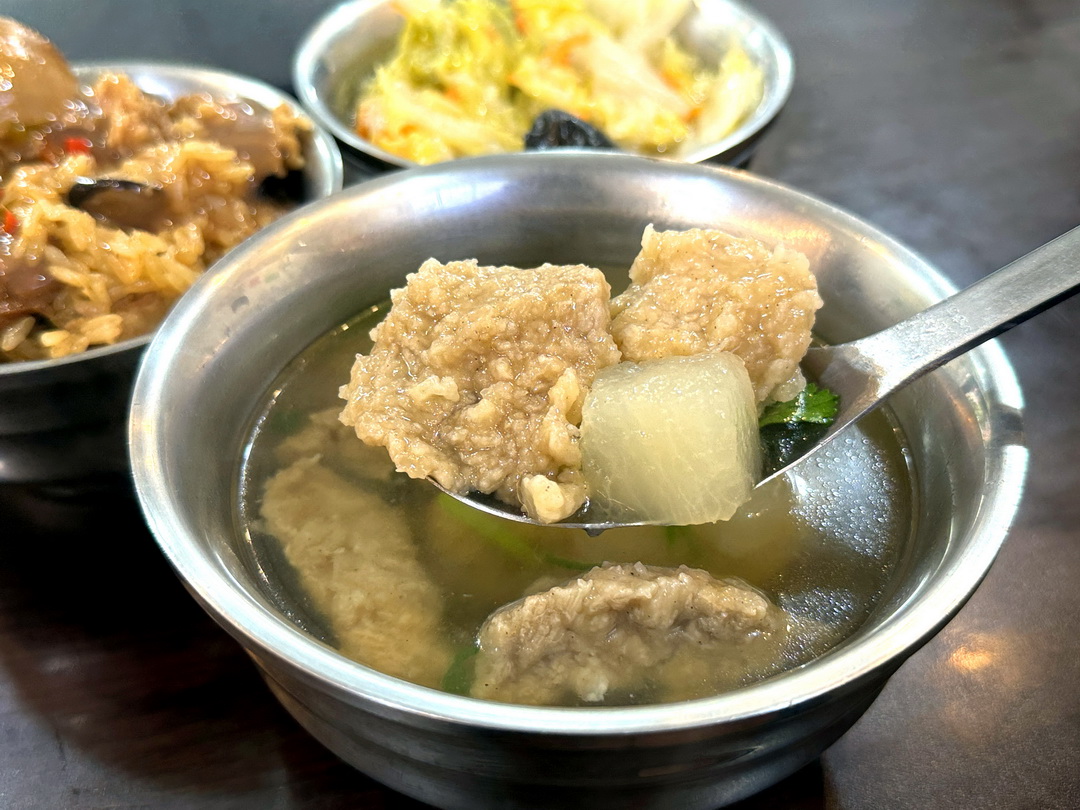 【太順油飯三陽店】三重在地美食，超過50年超人氣油飯老店，赤肉湯超好喝 @猴屁的異想世界