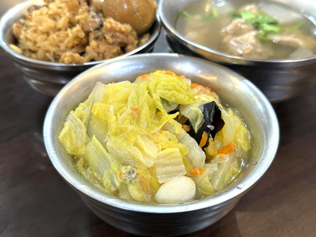 【太順油飯三陽店】三重在地美食，超過50年超人氣油飯老店，赤肉湯超好喝 @猴屁的異想世界