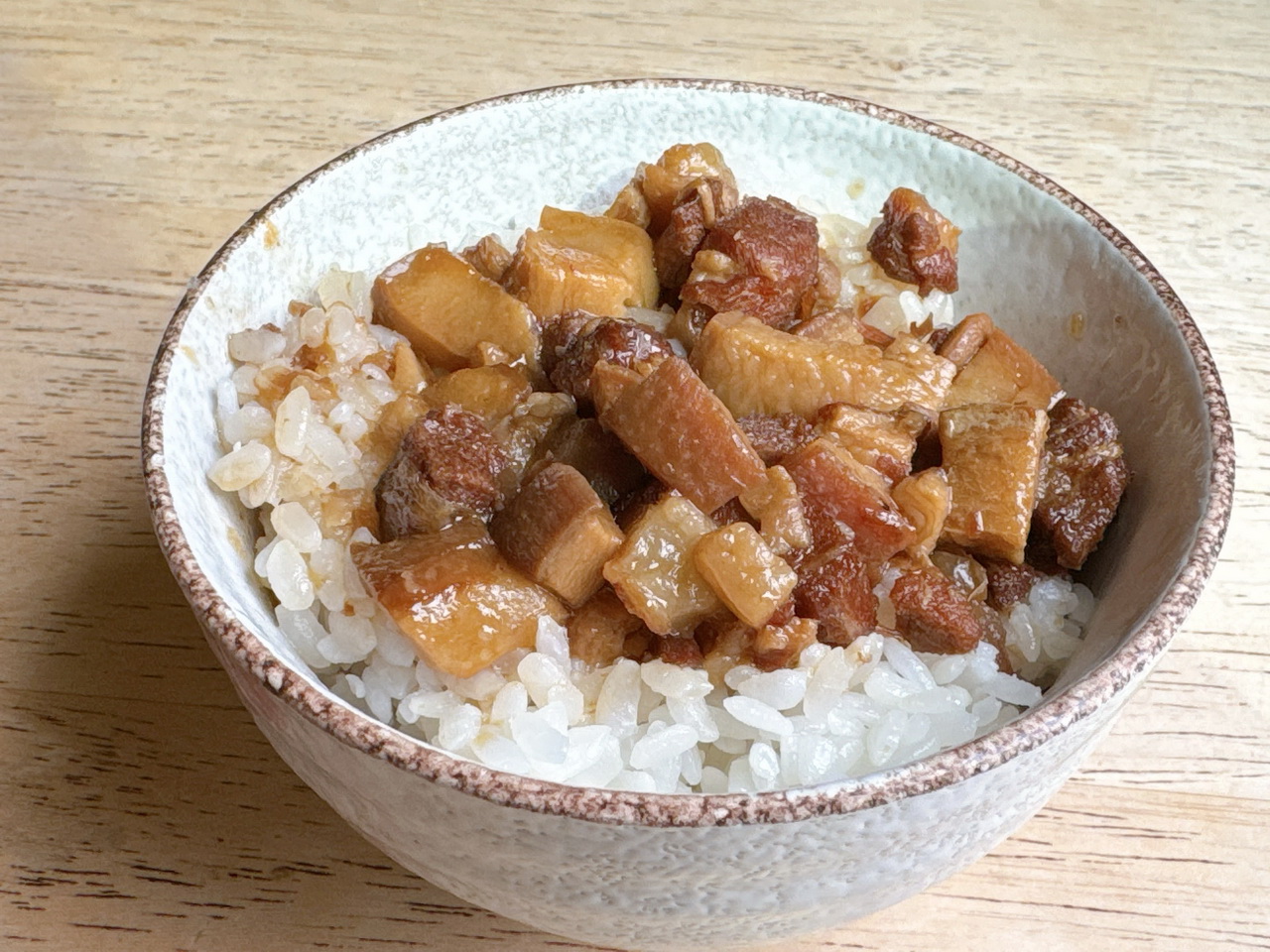 【食谷飯堂】台中超強魯肉飯，隱藏在勤美附近，傳統手工魯肉超好吃，肥肥的超邪惡，平價美味老店 @猴屁的異想世界