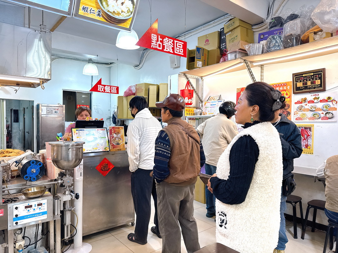 【太順油飯三陽店】三重在地美食，超過50年超人氣油飯老店，赤肉湯超好喝 @猴屁的異想世界