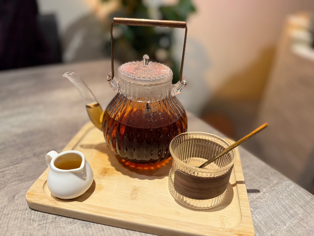 【旭暮mu cafe】台中早午餐推薦，隱藏在草悟道綠宿行旅B1的咖啡廳，寵物友善餐廳 @猴屁的異想世界