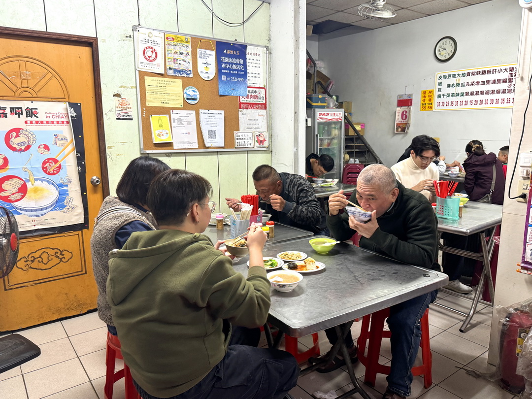 【阿樓師火雞肉飯】在地人推薦嘉義雞肉飯，只賣晚餐跟宵夜，營業到半夜12點 @猴屁的異想世界