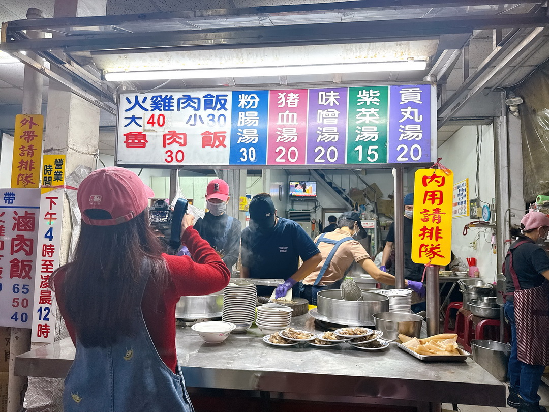 【阿樓師火雞肉飯】在地人推薦嘉義雞肉飯，只賣晚餐跟宵夜，營業到半夜12點 @猴屁的異想世界