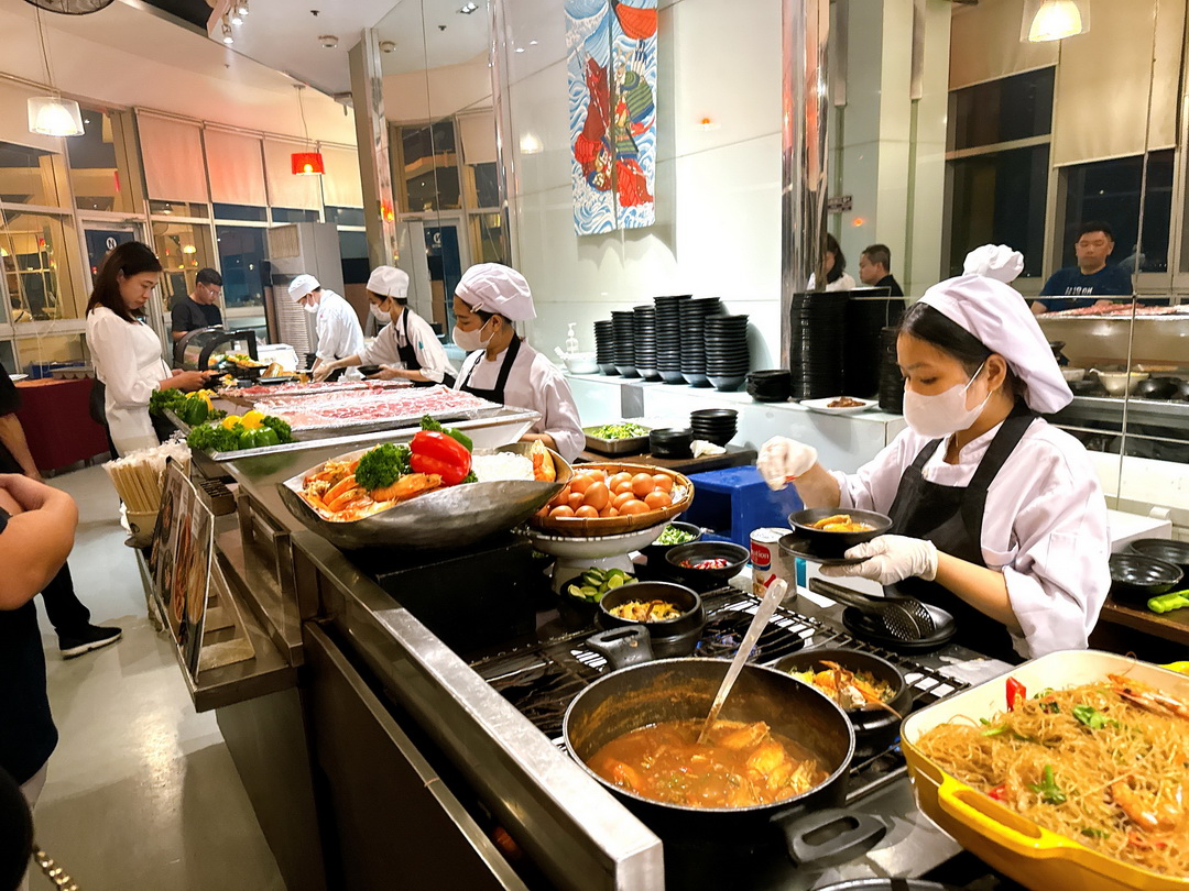 曼谷彩虹雲霄酒店自助餐，泰國蝦吃到飽超讚，吃飽還可以到84樓看百萬夜景 @猴屁的異想世界