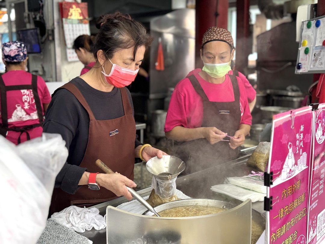 【新港鴨肉羹】在地人推薦！嘉義奉天宮前最強鴨肉羹，辣粉加好加滿，嘉義新港廟口美食 @猴屁的異想世界