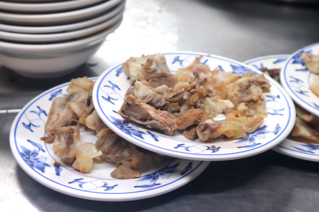 【阿樓師火雞肉飯】在地人推薦嘉義雞肉飯，只賣晚餐跟宵夜，營業到半夜12點 @猴屁的異想世界