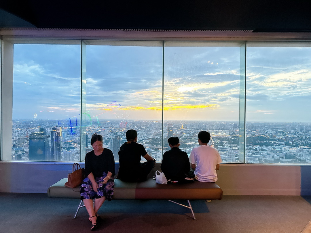 曼谷彩虹雲霄酒店自助餐，泰國蝦吃到飽超讚，吃飽還可以到84樓看百萬夜景 @猴屁的異想世界