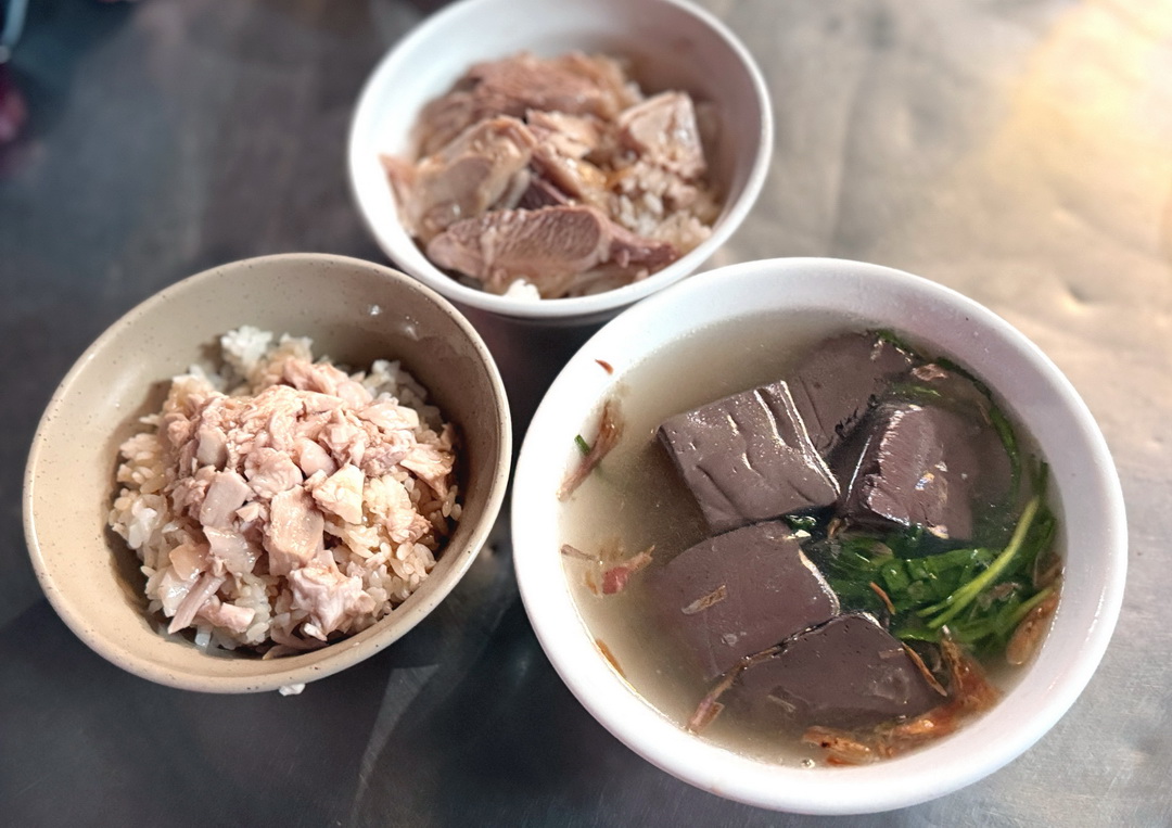 【阿樓師火雞肉飯】在地人推薦嘉義雞肉飯，只賣晚餐跟宵夜，營業到半夜12點 @猴屁的異想世界