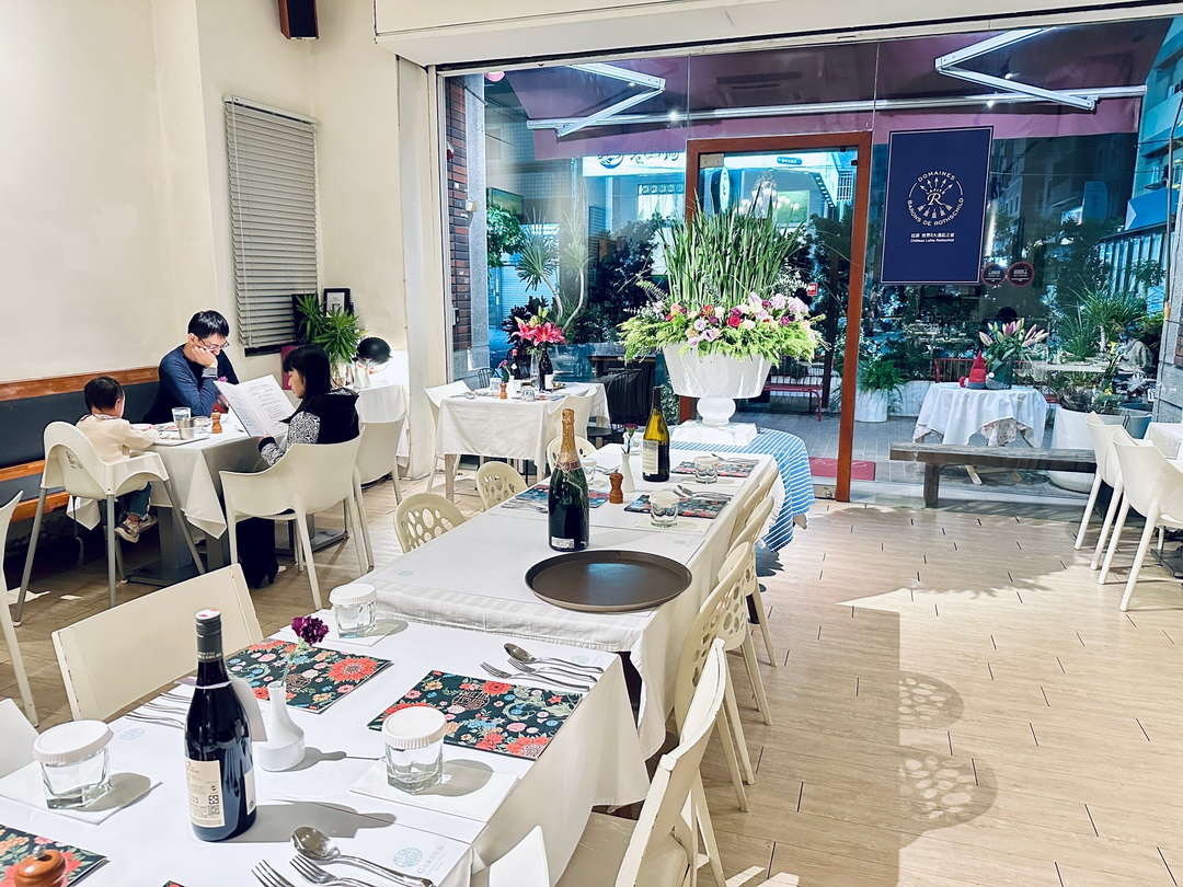 【菲菲花園義式餐廳】台中約會餐廳，老字號排餐好吃份量大，環境服務都超棒，當月壽星送甜點 @猴屁的異想世界