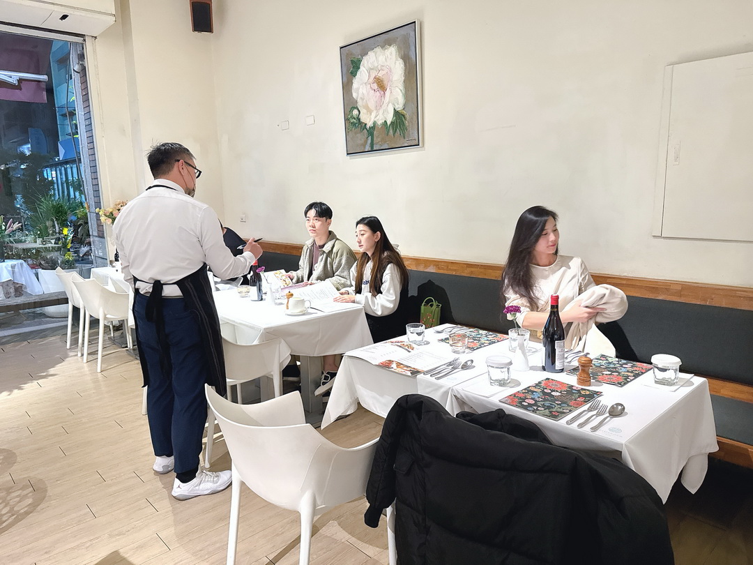 【菲菲花園義式餐廳】台中約會餐廳，老字號排餐好吃份量大，環境服務都超棒，當月壽星送甜點 @猴屁的異想世界