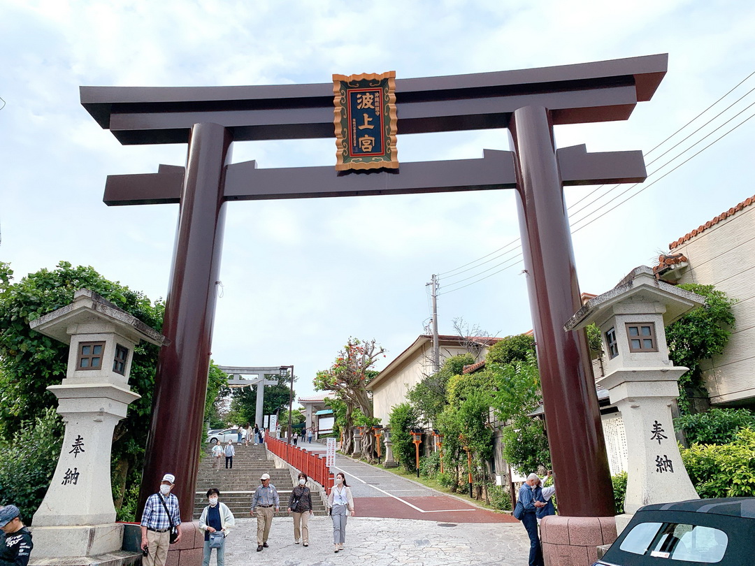 沖繩景點推薦｜沖繩唯一靠海的神社波上宮，必買書包御守，走路可到波之上海灘 @猴屁的異想世界